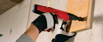 ¡Eficiente y ahorrador de mano de obra! La pistola de clavos neumática multifuncional mejora la calidad y la productividad
